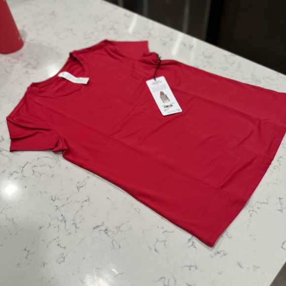 Alo Alosoft Finesse Tee.  Red lipstick ALOSOFT FINESSE TEE- Sexy! So flattering - Picture 1 of 4